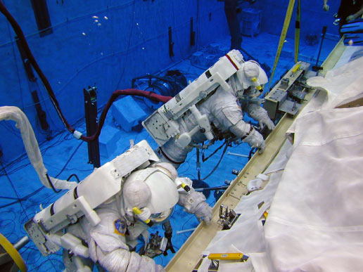 Training für den Weltraumspaziergang Bild: NASA, zum Vergrößern klicken