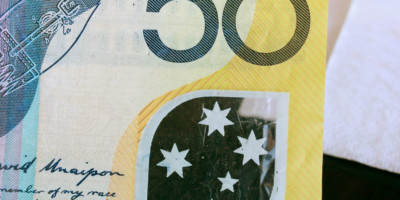 Ausschnitt aus einem australischen 50-Dollar-Schein. Transparenter Einsatz mit dem "Kreuz des Südens" in weiß als Motiv.
